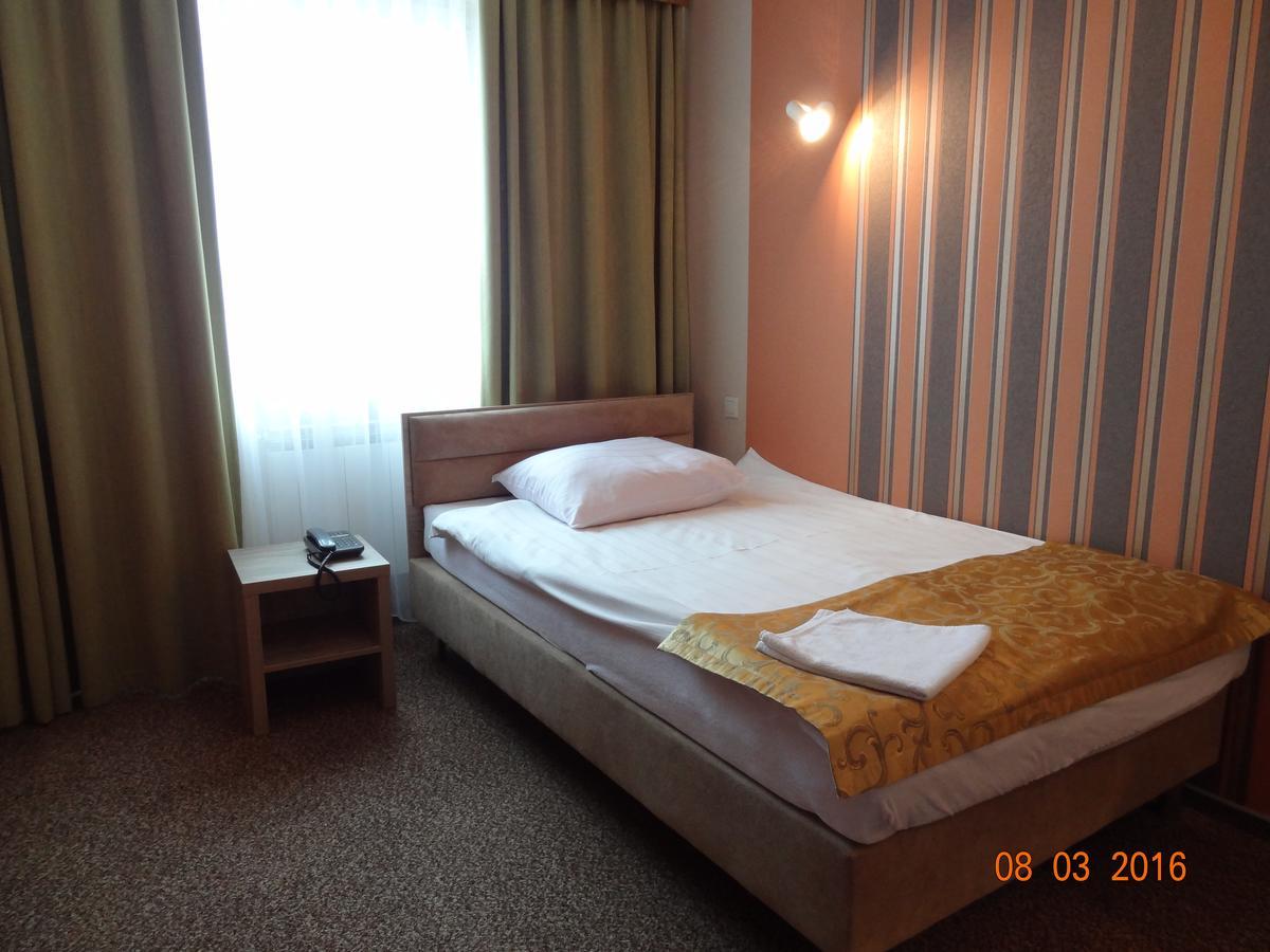 Hotel Restauracja Cukropol Gostyń Exteriör bild