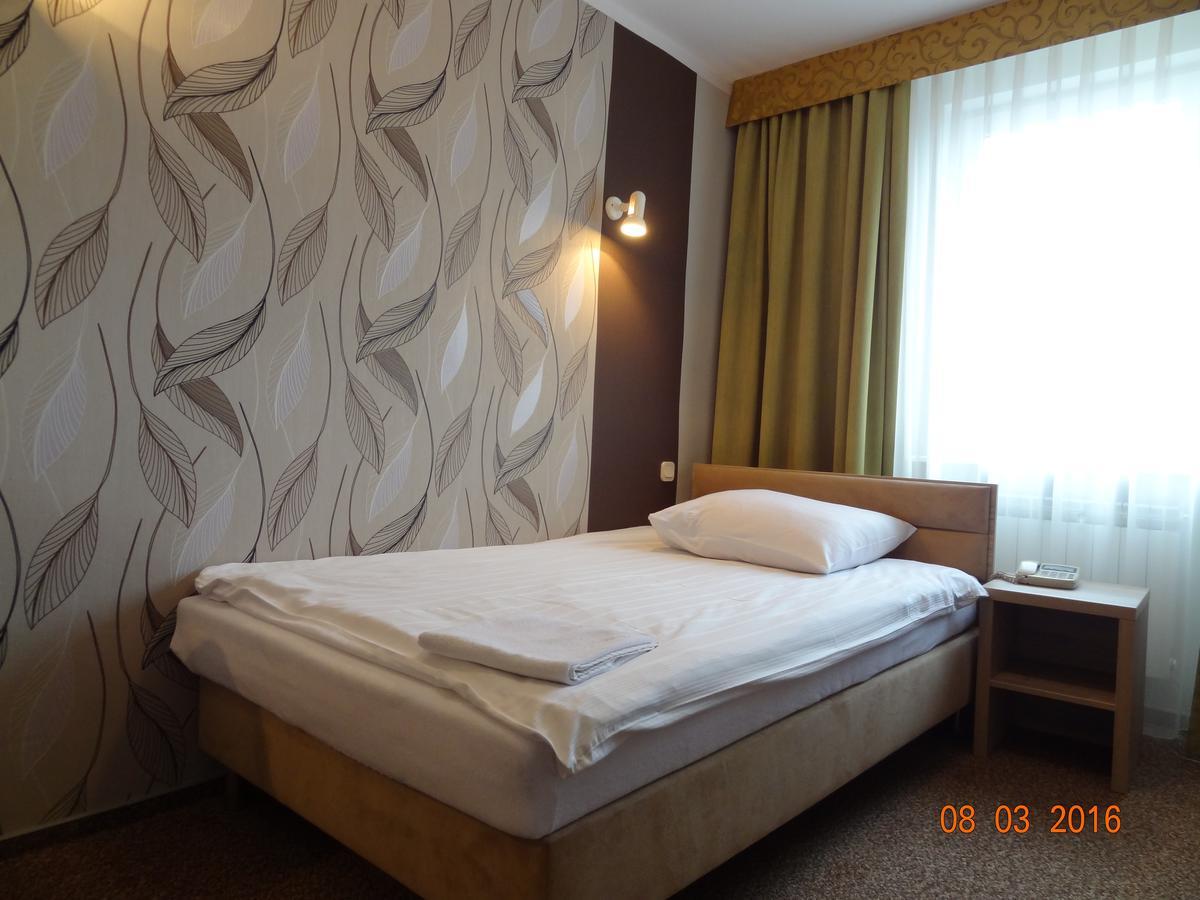 Hotel Restauracja Cukropol Gostyń Exteriör bild