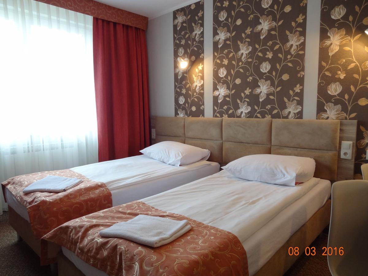 Hotel Restauracja Cukropol Gostyń Exteriör bild