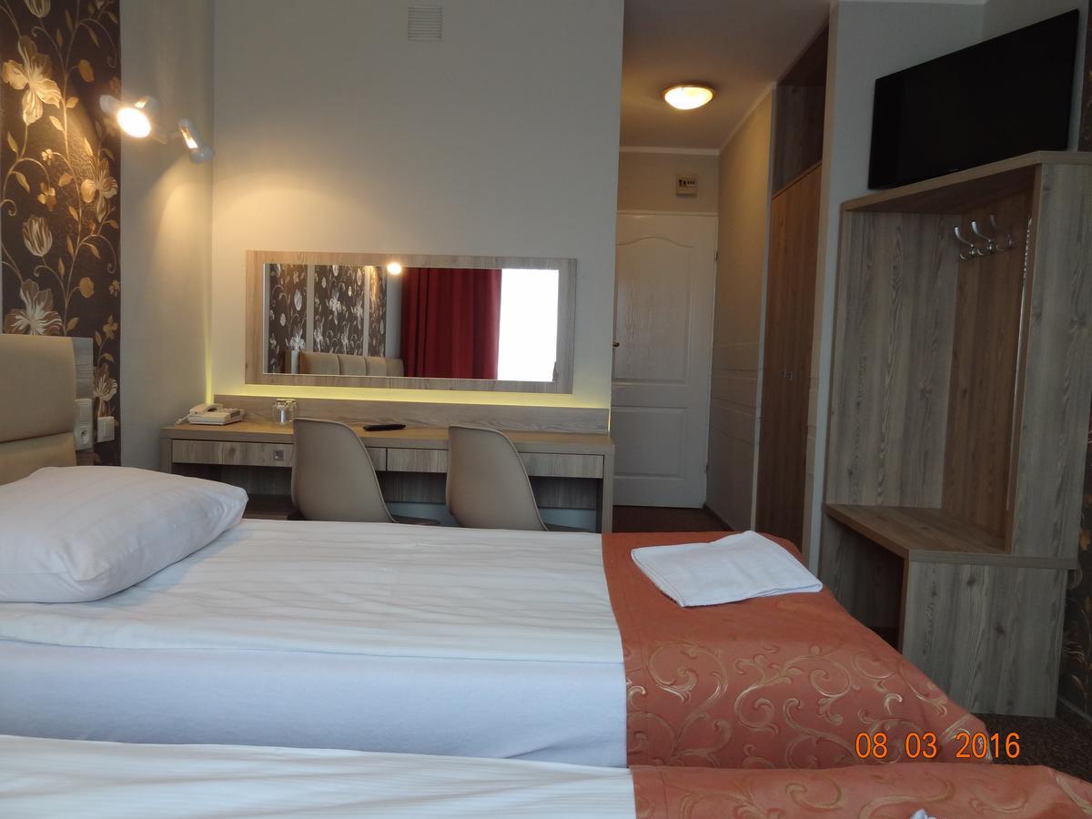 Hotel Restauracja Cukropol Gostyń Exteriör bild