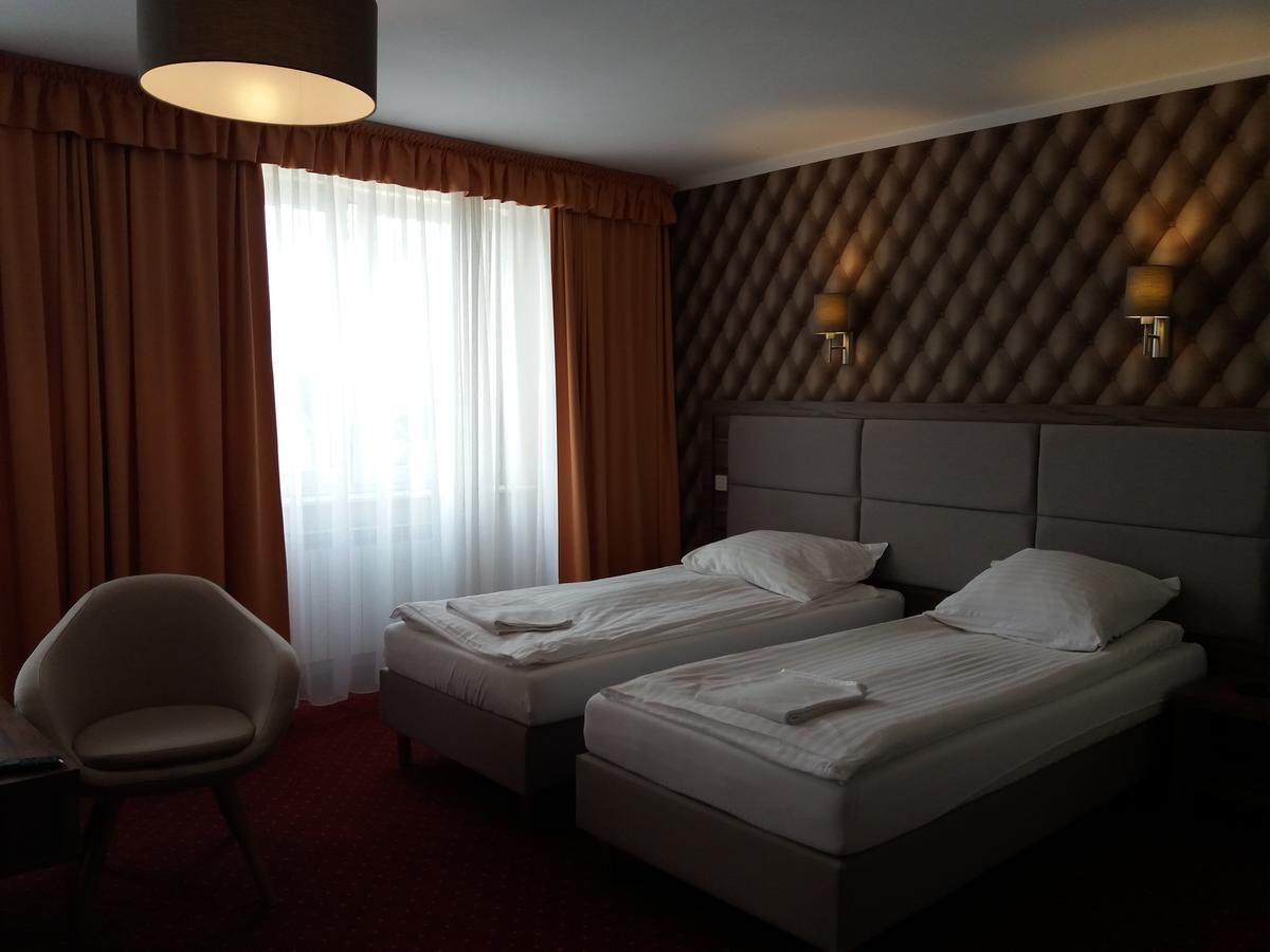 Hotel Restauracja Cukropol Gostyń Exteriör bild